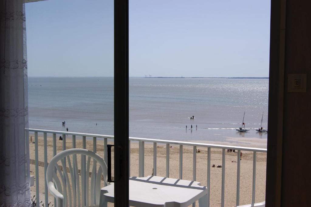 Les Embruns Hotel Royan Room photo